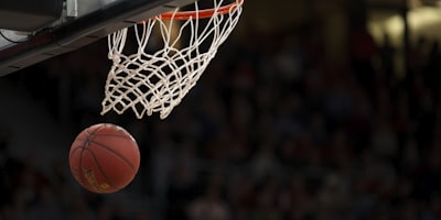 NBA篮球比赛扣篮瞬间 - 球员飞跃防守者